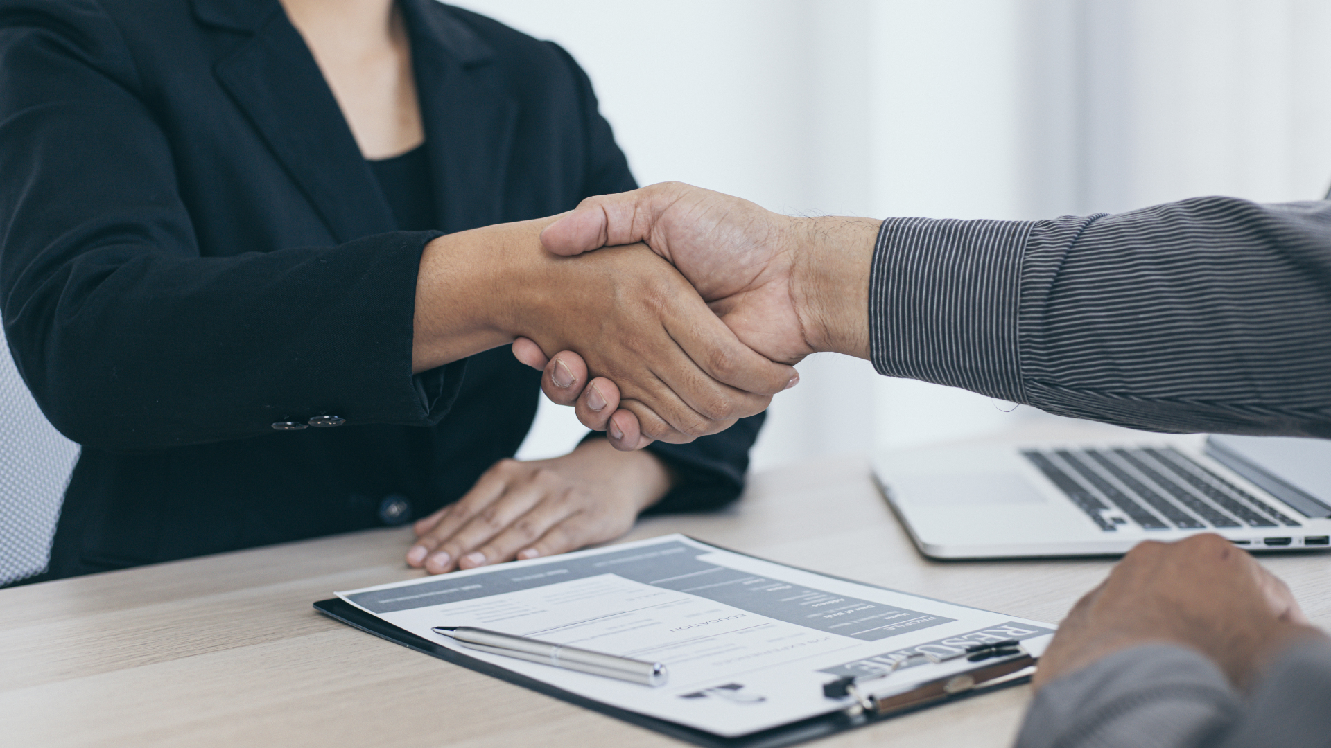 An image of a career candidate shaking hands with a hiring manager at a St. Catharines accounting firm.